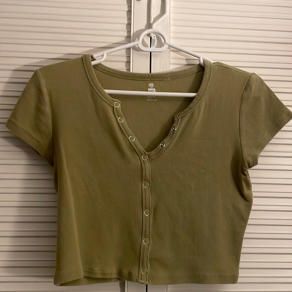 Pacsun Me to We green button up t-shirt baby tee size large